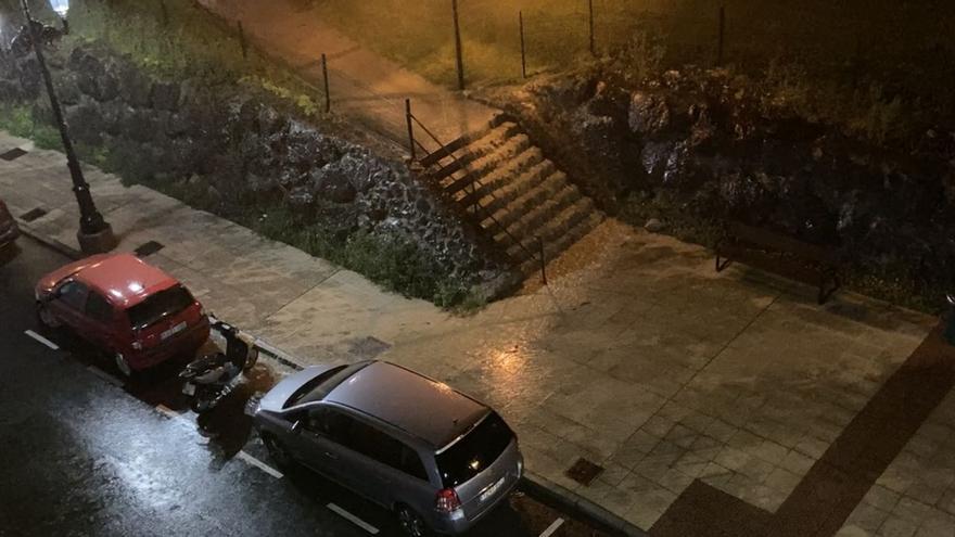 Así fue la  tormenta que azotó Oviedo por la noche