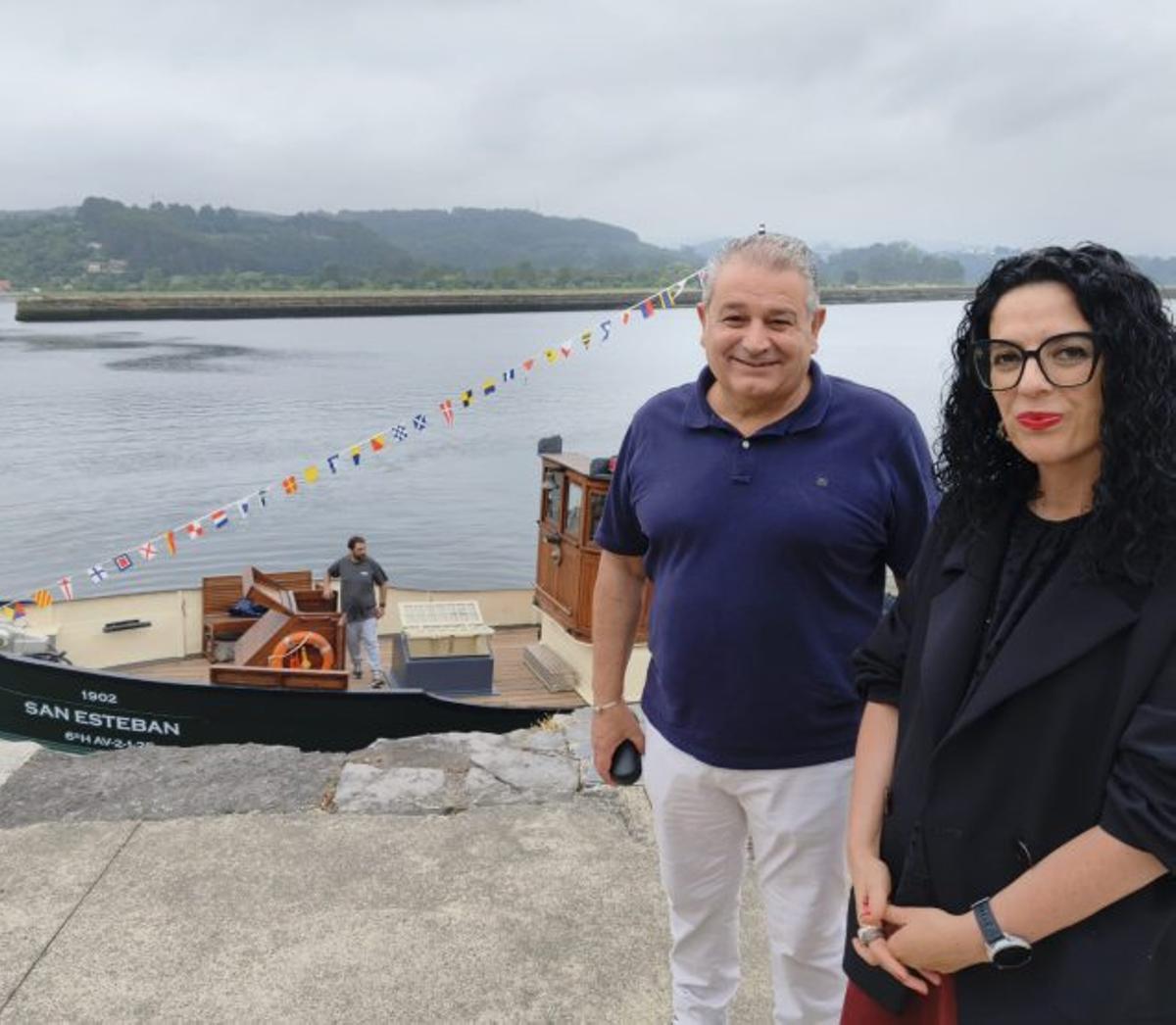 El remolcador «San Esteban», conocido como «El Vaporín», a su llegada al puerto de San Esteban, en Muros de Nalón.