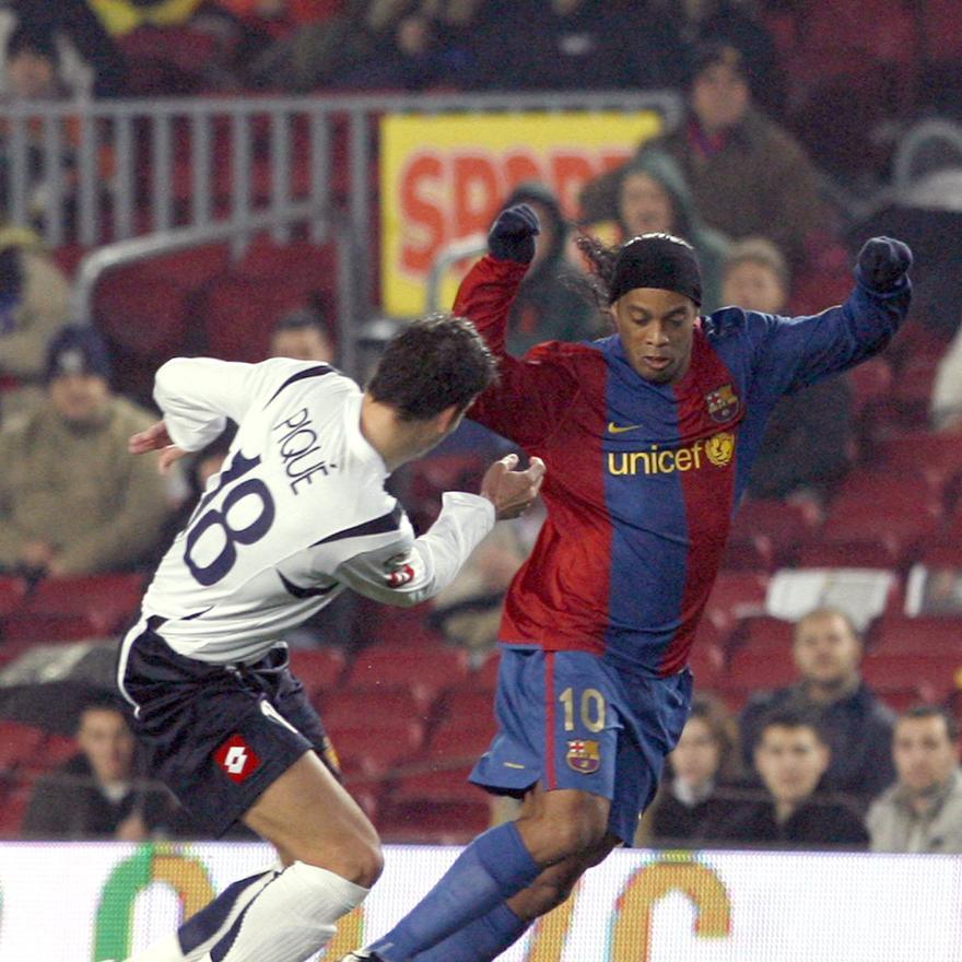 FOTOGALERÍA | Piqué intenta robarle el esférico a Ronaldinho