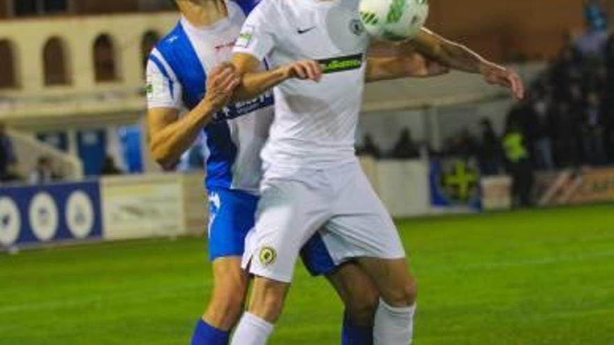 Un lance del Alcoyano-Hércules de la primera vuelta, que acabó con un 3-0 a favor de los de El Collao.