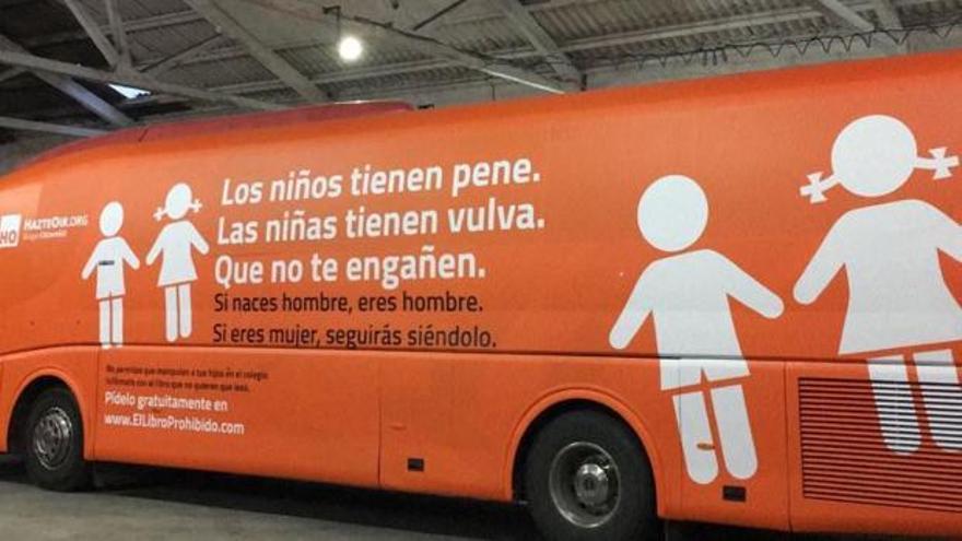 Un autobús con mensajes contra la transexualidad circula por Madrid