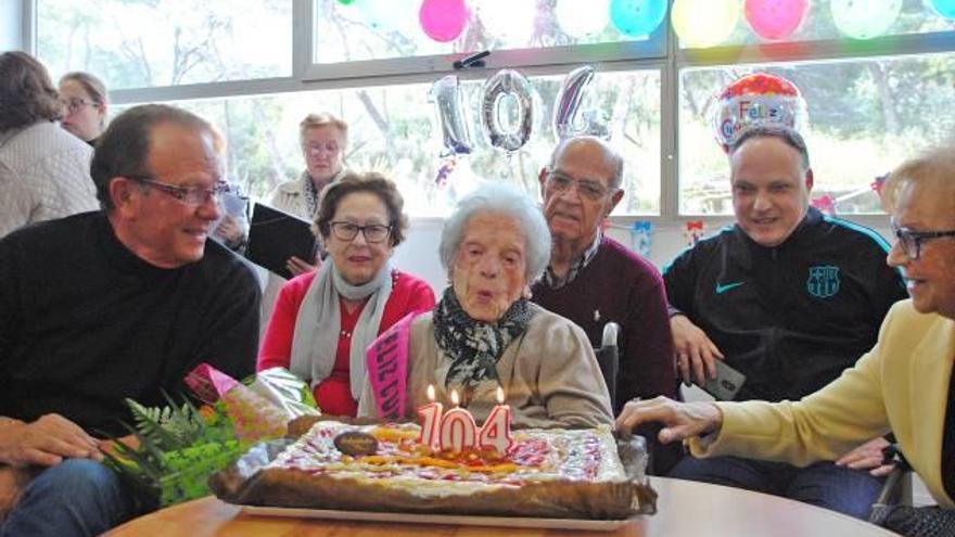 Imagen de la celebración del 104 cumpleaños de Carmen Viudez.