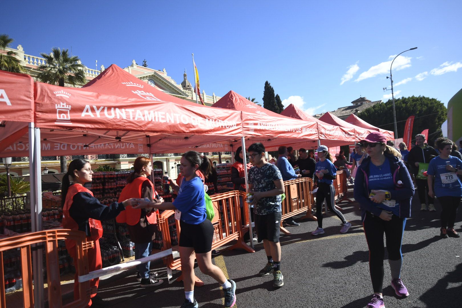 Imágenes de ambiente de la Carrera de la Mujer de Murcia