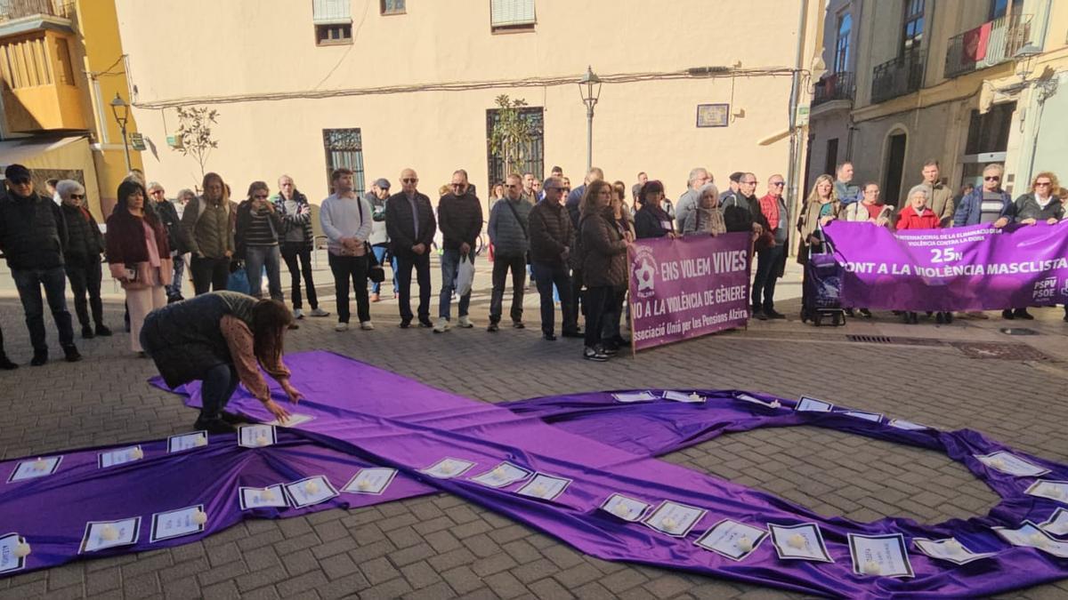 Vecinos de Alzira depositan el nombre de las 38 víctimas y los tres menores asesinados por violencia machista.