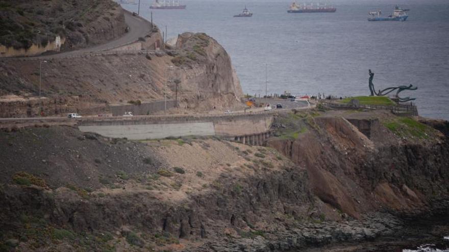 Obras del puente en la zona hundida de la GC-1, a la altura del Tívoli