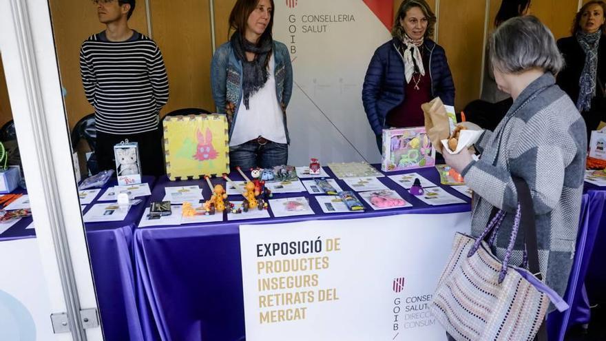 La plaza de España acogió la feria del Día del Consumidor.