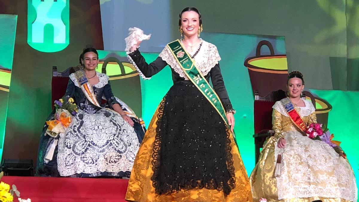 La reina de la Magdalena 2022, Carmen Molina, saluda desde el escenario del Recinte Fester.
