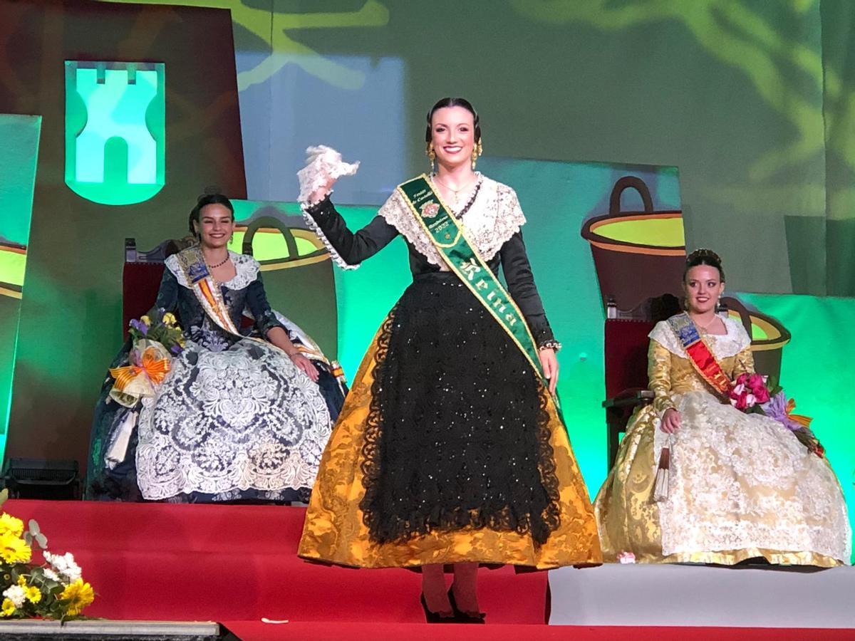 La reina de la Magdalena 2022, Carmen Molina, saluda desde el escenario del Recinte Fester.