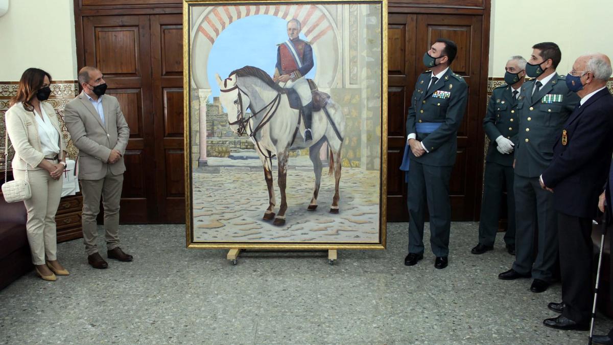 El guardia civil retirado Antonio Briega Rosales es el autor del cuadro del fundador de la Guardia Civil que ha sido entregado a la Comandancia de Córdoba.