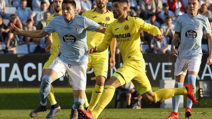 Maxi Gómez gana la posición a la defensa del Villarreal para intentar rematar de cabeza. // Ricardo Grobas