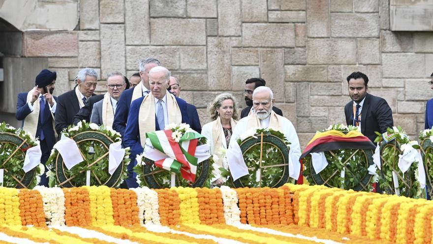 Los líderes del G20 visitan el memorial a Mahatma Gandhi en Nueva Delhi