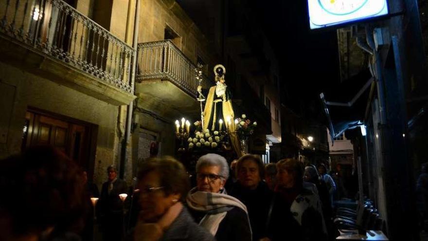 Arriba, la procesión en honor a San José de la Cofradía de la Misericordia de Cangas. A la izquierda, la celebración en la parroquia de O Hío. // G.Núñez/S.V