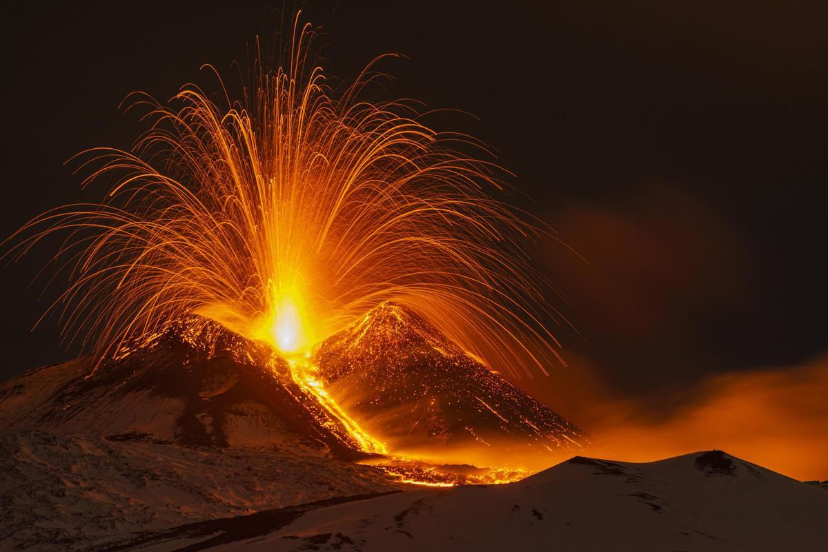 Lava brota del cráter sureste del monte Etna visto desde Nicolosi cerca de Catania, a última hora de la tarde del viernes 1 de diciembre de 2023