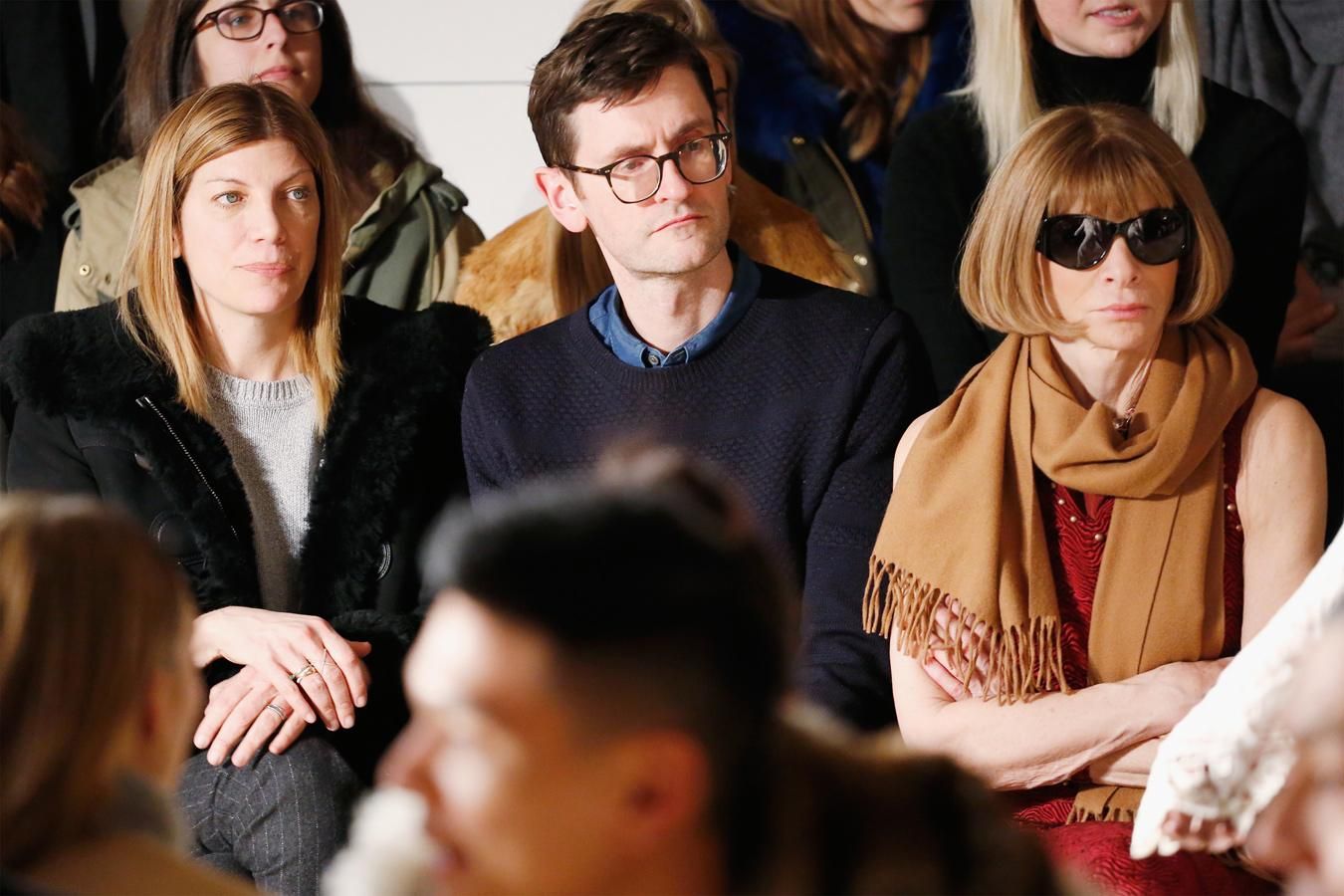 Virginia Smith, Mark Holgate y Anna Wintour en el desfile de Jonathan Simkhai en Nueva York