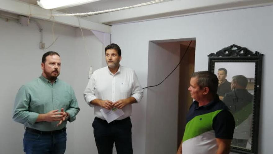 José Ángel Martín (c), concejal de Servicios Públicos, durante la visita que realizó a los locales del Carnaval.