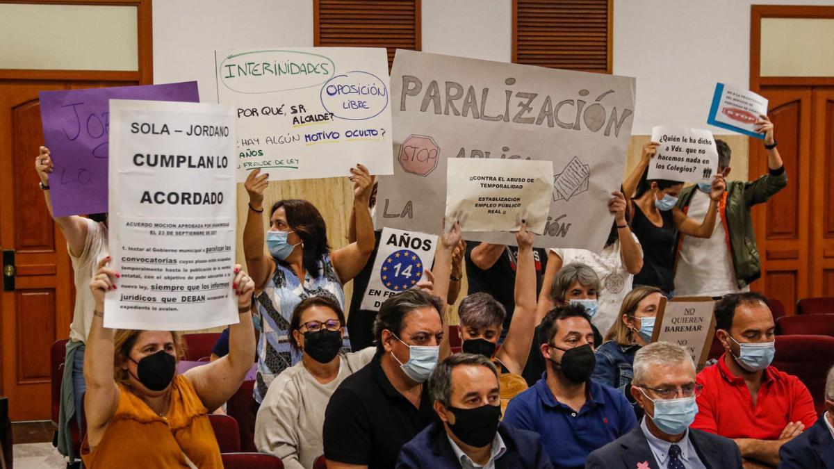 Protesta de trabajadores municipales en el salón de plenos de Córdoba.