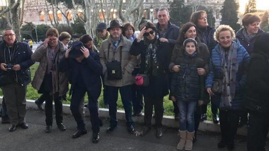 La delegación caravaqueña en un paseo por las calles de Roma.