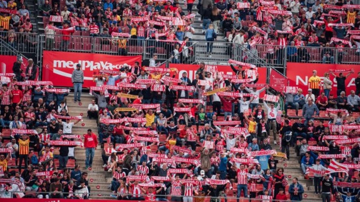 Afición del Girona en un partido en Montilivi