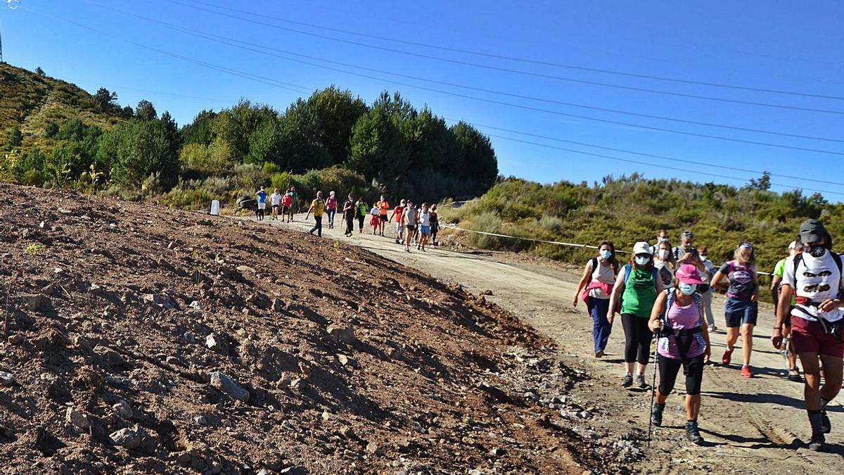 Marcha de los integrantes hacia el pueblo abandonado de Parada.