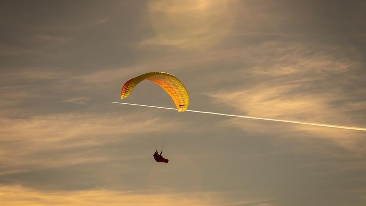 Imagen de archivo de vuelo de parapente