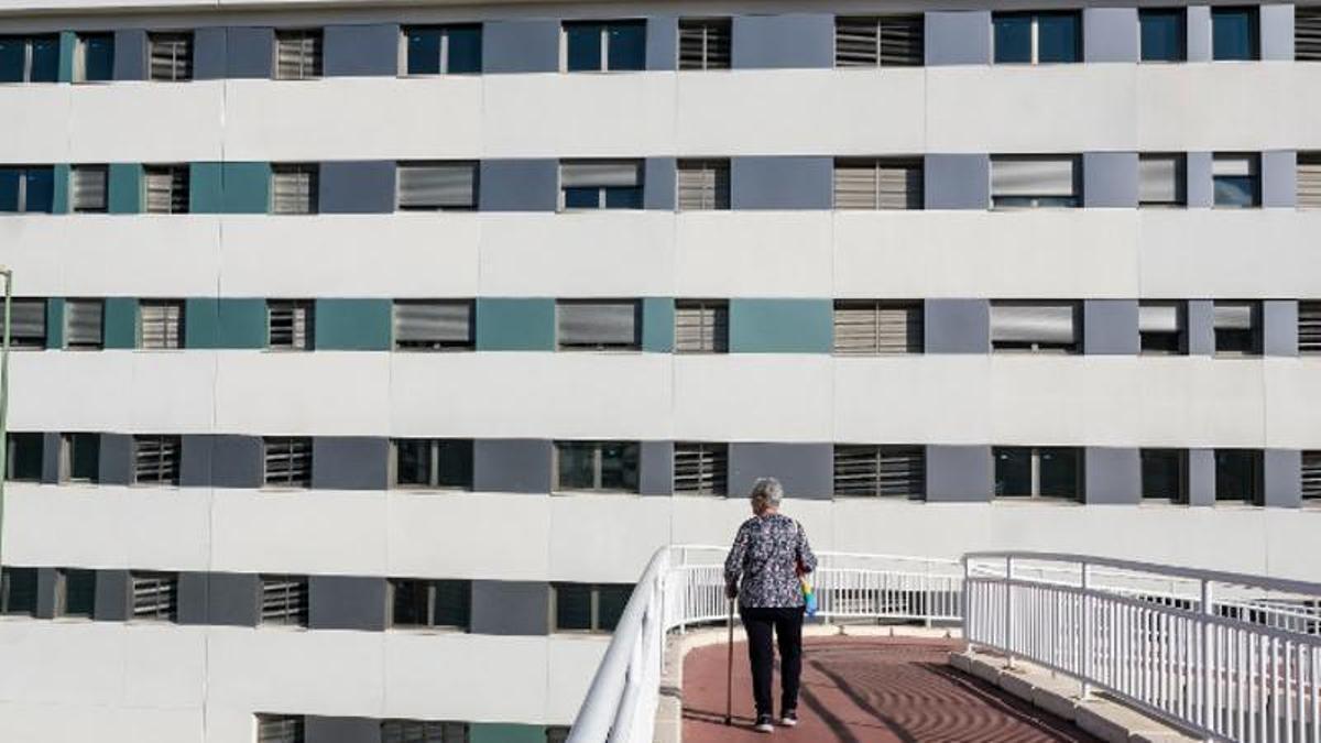 Una vecina de la capital grancanaria frente al primer edificio del Plan de Reposición de Las Rehoyas.