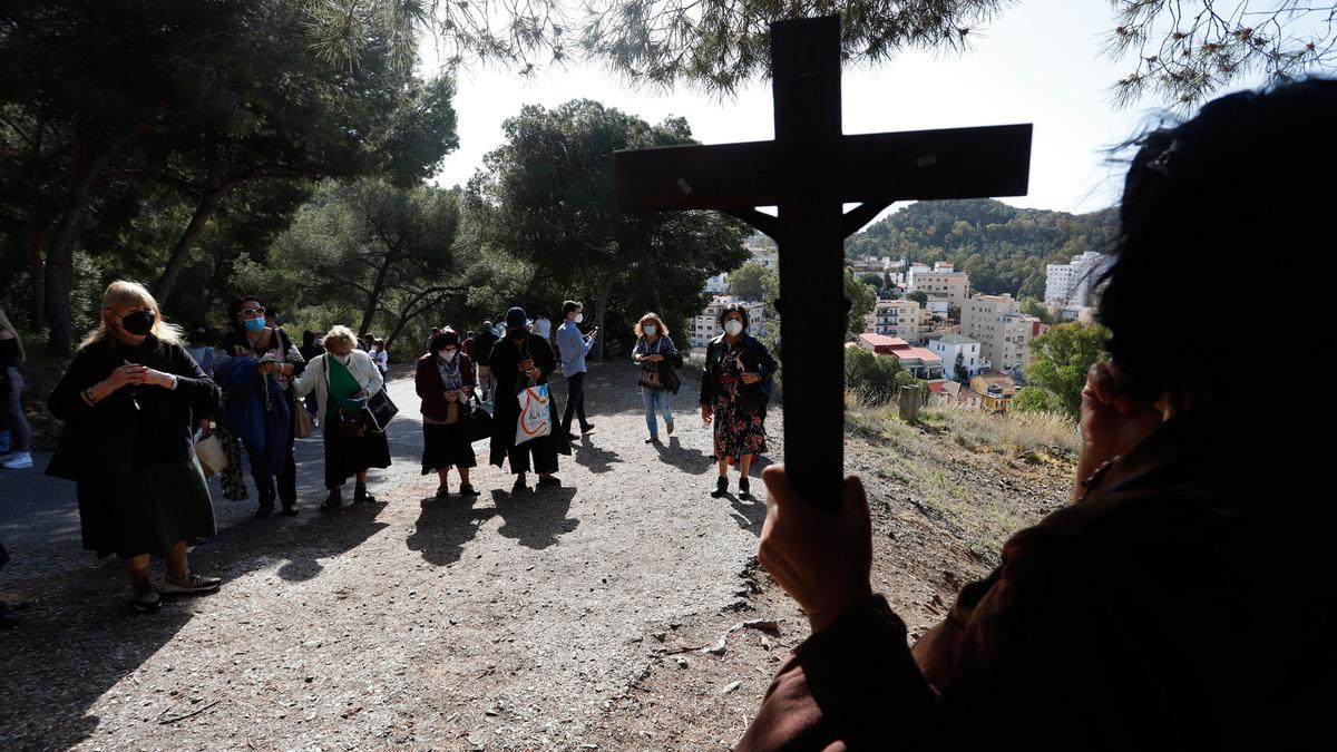 Con motivo de la suspensión de la estación de penitencia, la Ermita del Monte Calvario permanece abierta este Viernes Santo de manera ininterrumpida desde las 10h hasta las 20h.