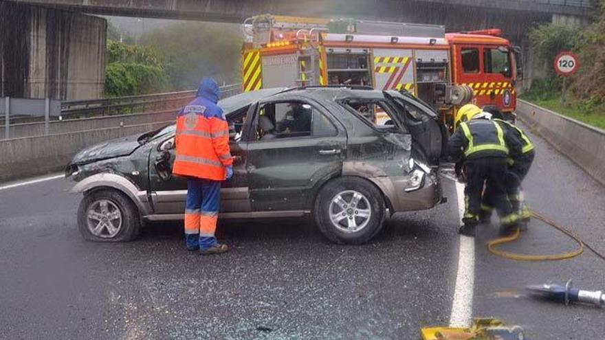 El vehículo accidentado sobre la calzada. // NICK