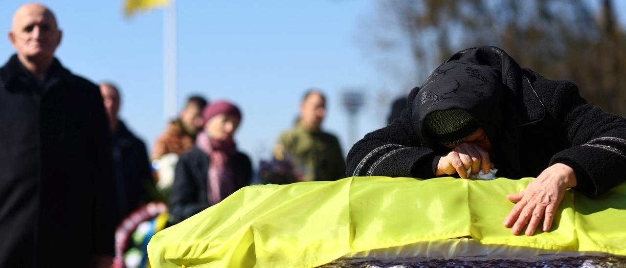 Funeral por un hombre muerto en un bombardeo en Ucrania.