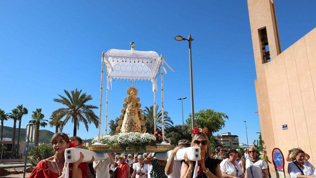 La salida de la imagen del Rocío.
