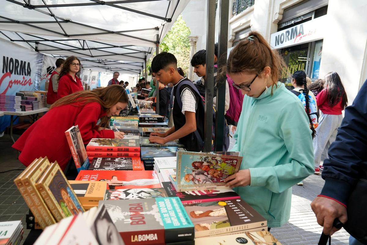 Una autora firma un ejemplar en el Triángulo Friki.