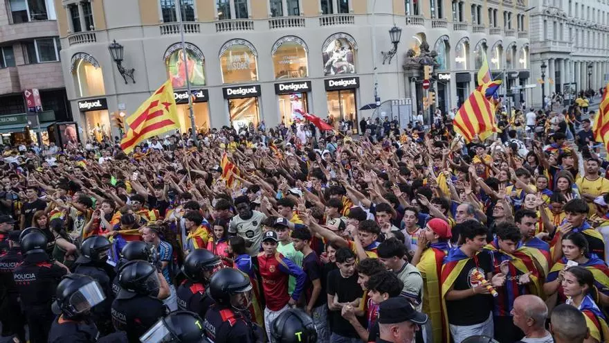 A PIE DE CALLE | Tensión entre Orriols y un grupo de antifascistas en Plaza Catalunya