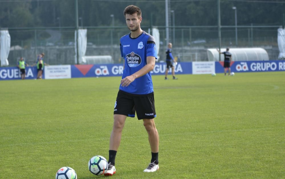 Intensa sesión de entrenamiento, más larga para los futbolistas que no actuaron de inicio el pasado sábado en el Ciutat de València ante el Levante.