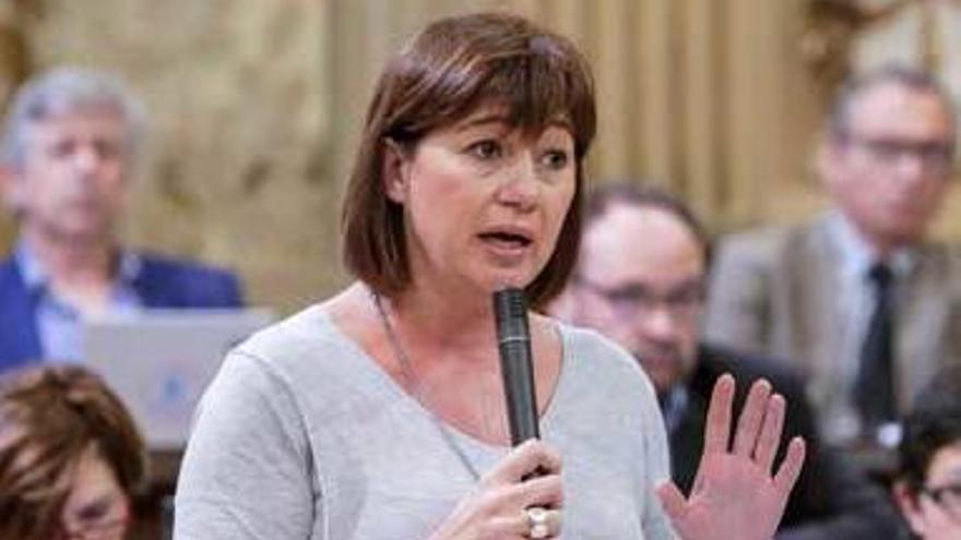 La presidenta del Govern, Francina Armengol, en un pleno del Parlament.