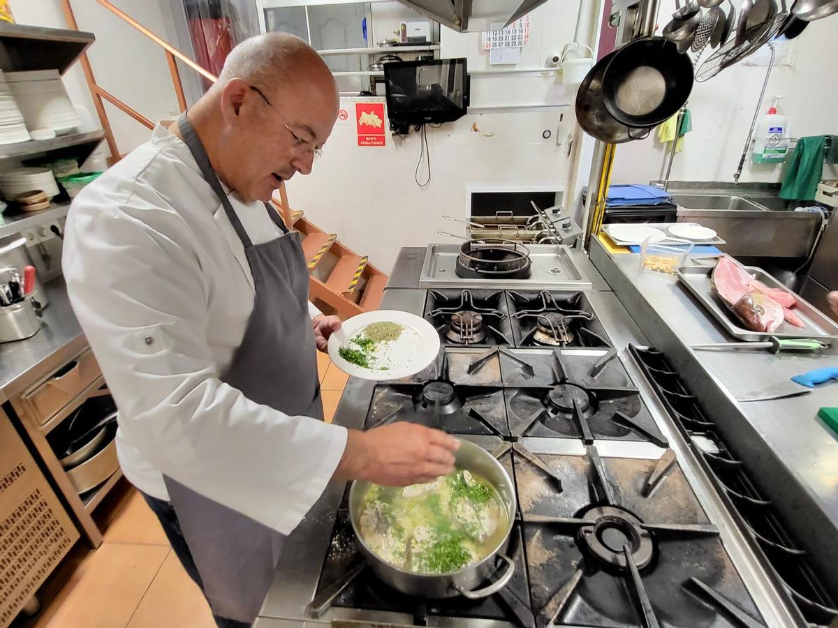 El chef Nelson Pérez en los fogones de la cocina del Restaurante Nelson de Arinaga.