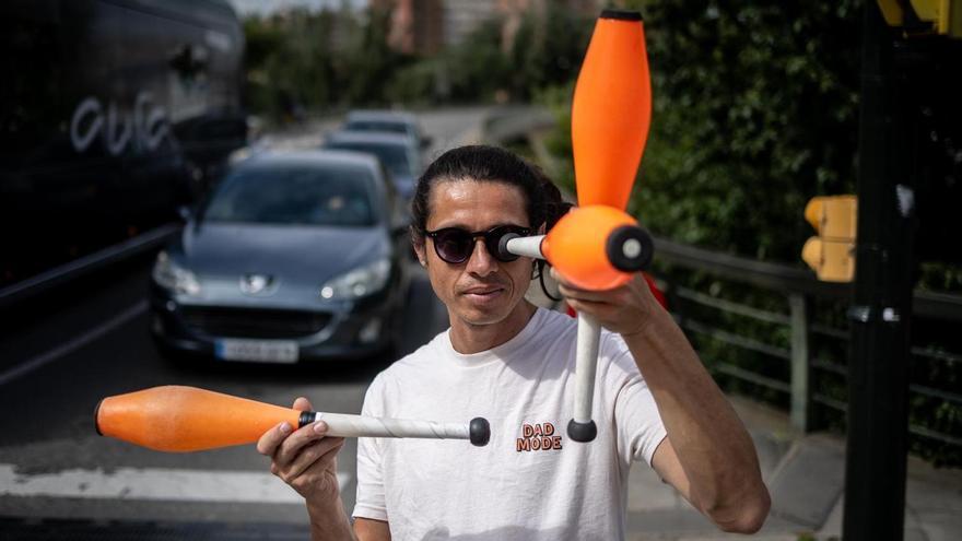 Jonhatan Rodríguez, malabarista en las calles de Zaragoza: «Ahora ya nos da miedo hacer juegos que no molestan a nadie»
