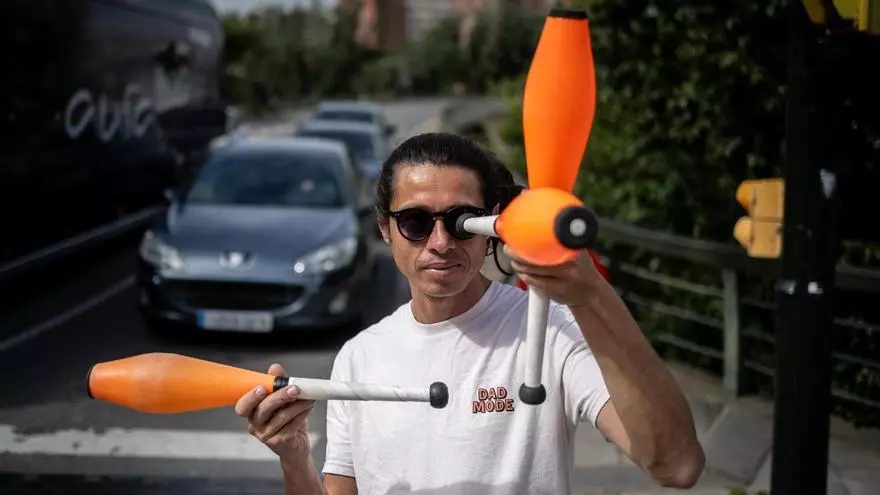 Jonhatan Rodríguez, malabarista en las calles de Zaragoza: "Ahora ya nos da miedo hacer juegos que no molestan a nadie"