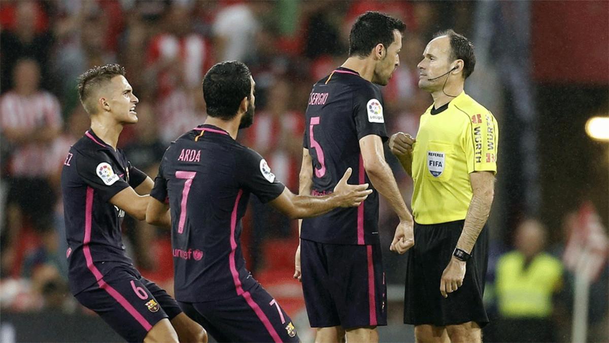 Jugadores del Barça recriminan a Lahoz una jugada en un encuentro frente al Athletic