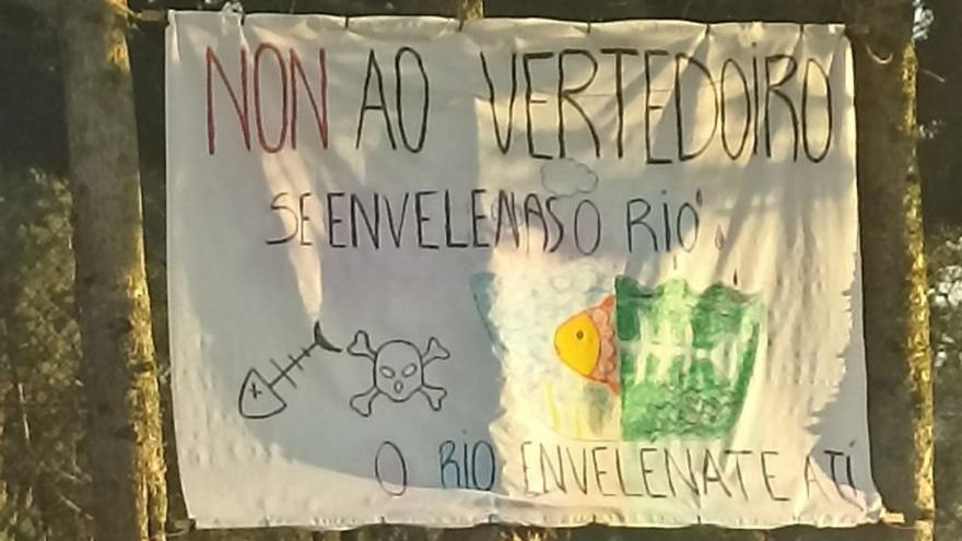 Un cartel en contra del nuevo vertedero de Campomarzo.