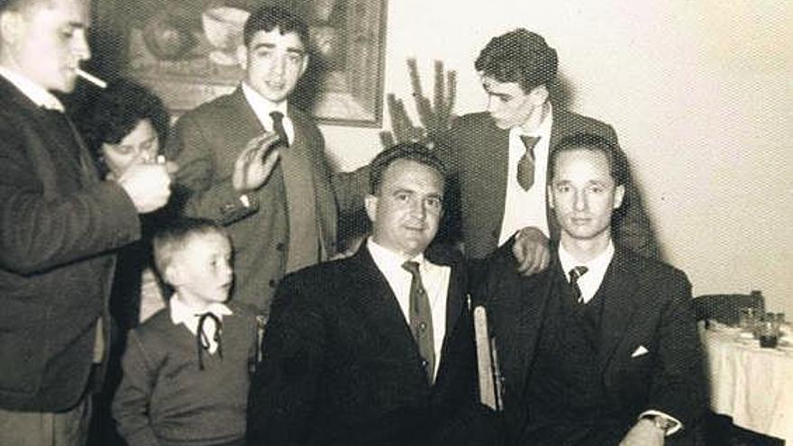 Carlos Hugo de Borbón-Parma, sentado en la parte derecha, junto a varios compañeros de la mina en El Entrego.