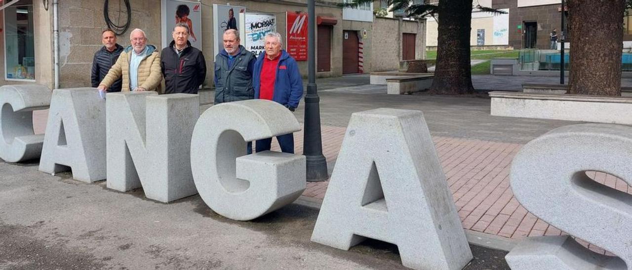 El grupo de exalumnos de la Escola de Balea, en las letras gigantes de Cangas.   | // G.N.