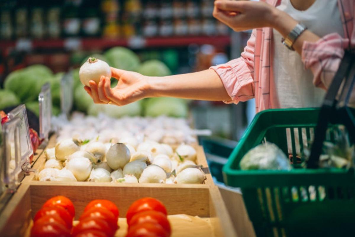 mujer-comprando-supermercado 1303-14081