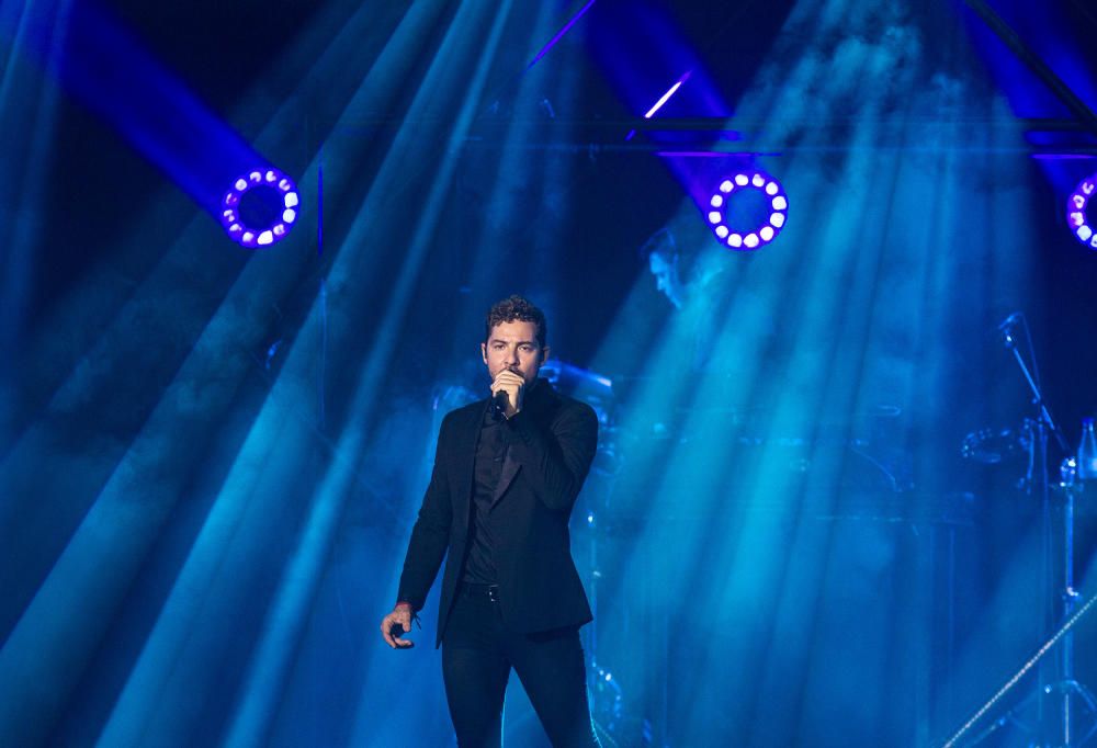 El almeriense inauguró los conciertos de verano de la provincia en una abarrotada Plaza de Toros.