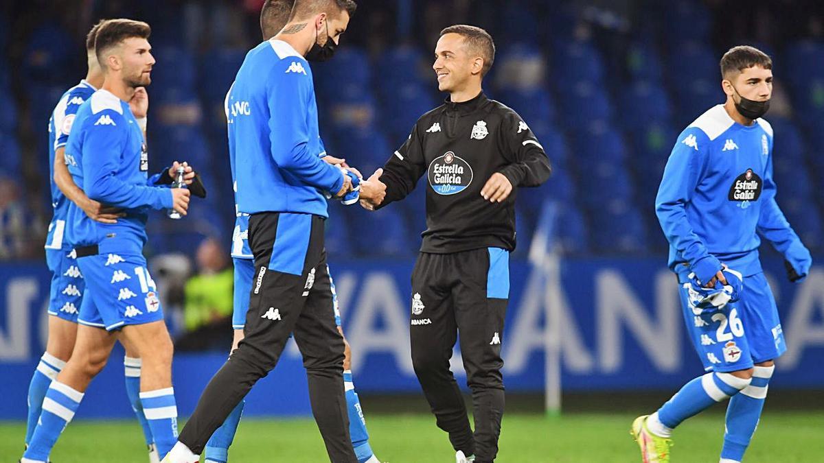 Borja Jiménez, en el centro, sonriente tras la victoria de ayer en Riazor. |  // CARLOS PARDELLAS