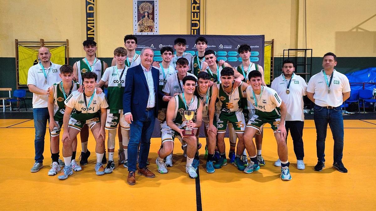 El Coto Córdoba de Baloncesto celebra su victoria en la final provincial júnior de baloncesto.