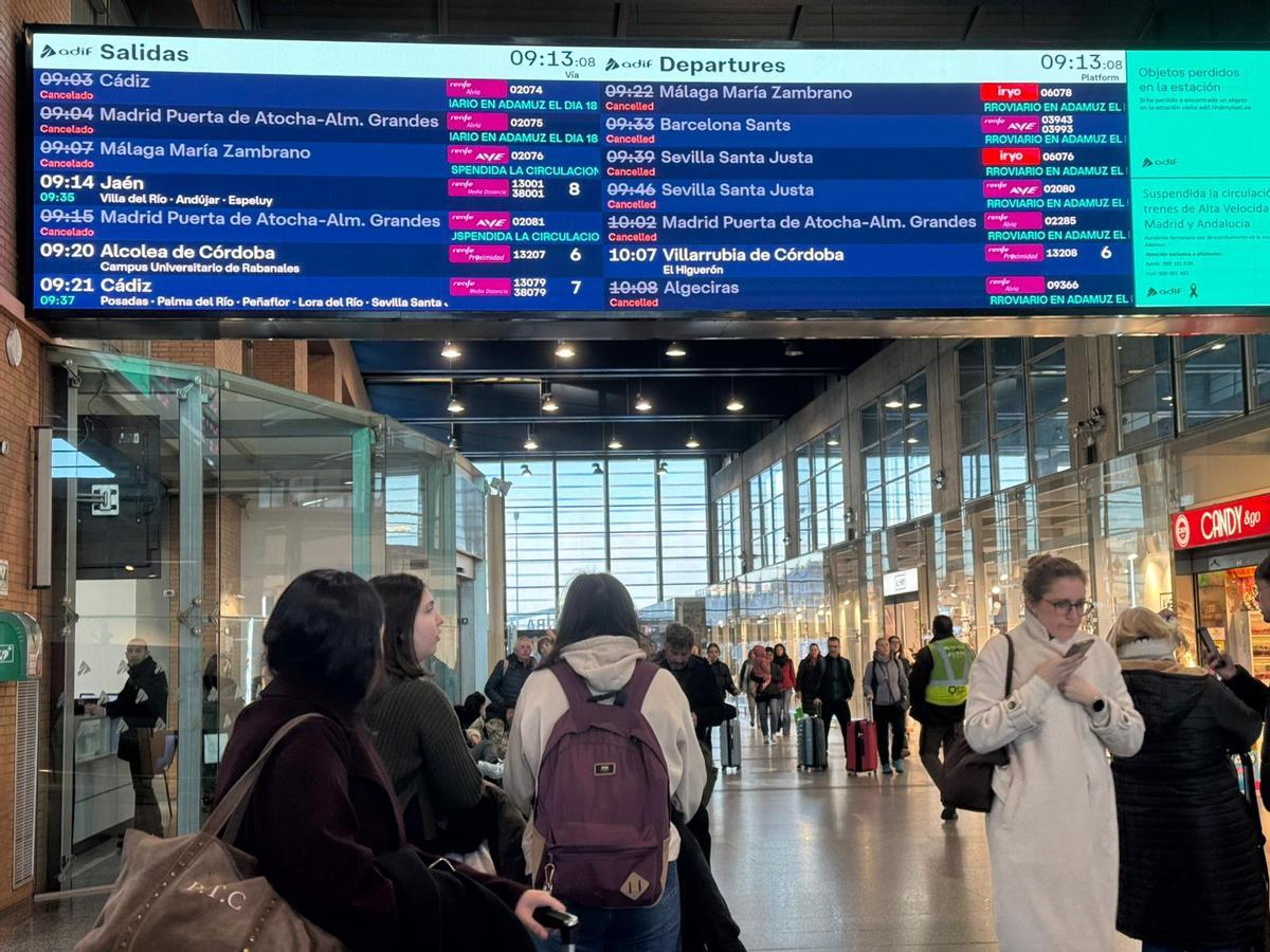 Panel informativo en la estación de Renfe-Julio Anguita en la mañana de este lunes.