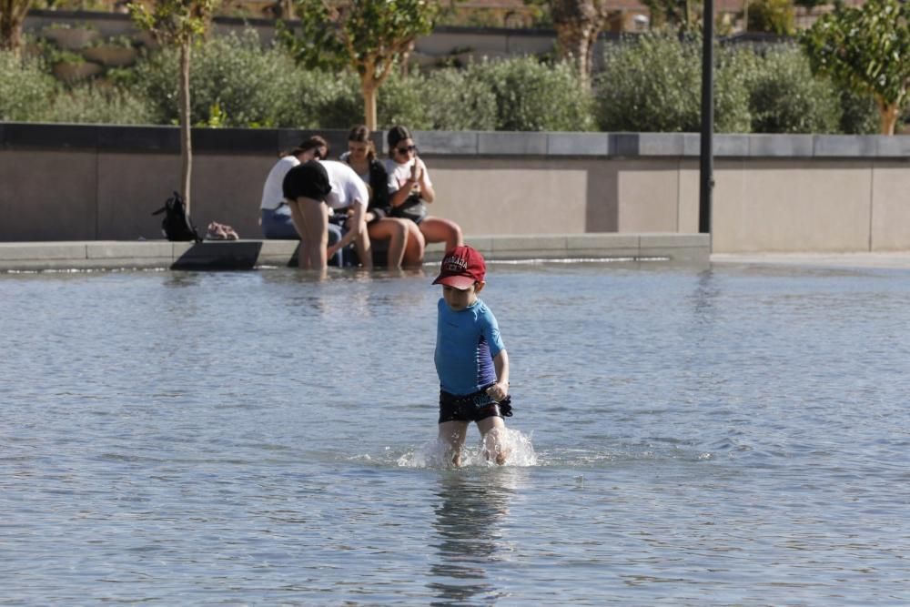 Visitantes y residentes combaten el calor