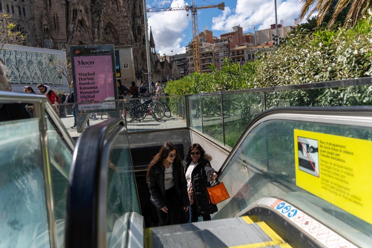 Las escaleras mecánicas de salida de la estación de metro Sagrada Familia de Barcelona se han hecho virales, hasta el punto de que la autoridad de transportes barcelonesa ha tenido que colocar carteles advirt