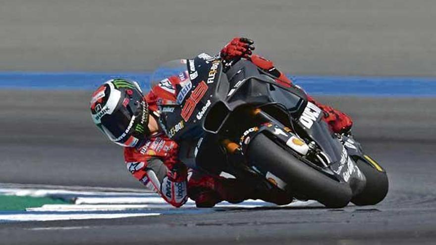 Jorge Lorenzo rodando en la última sesión de ayer domingo con la Ducati de Petrucci.