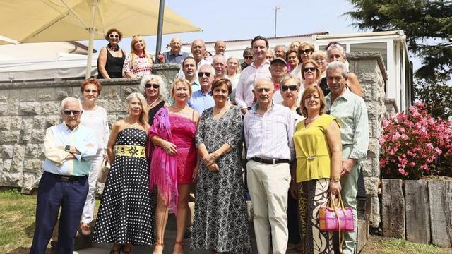 Carmen Moriyón y Ana Rodríguez, en el centro, junto a otros integrantes de la peña taurina José Tomás.