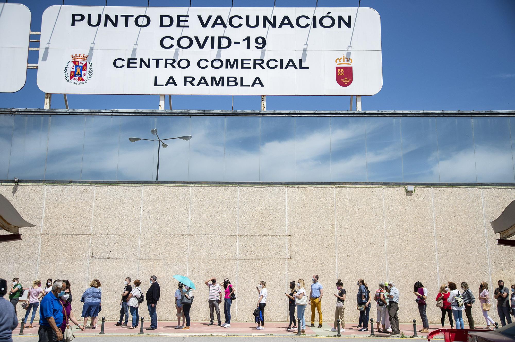Segundo día de vacunaciones y retrasos en el Centro Comercial La Rambla
